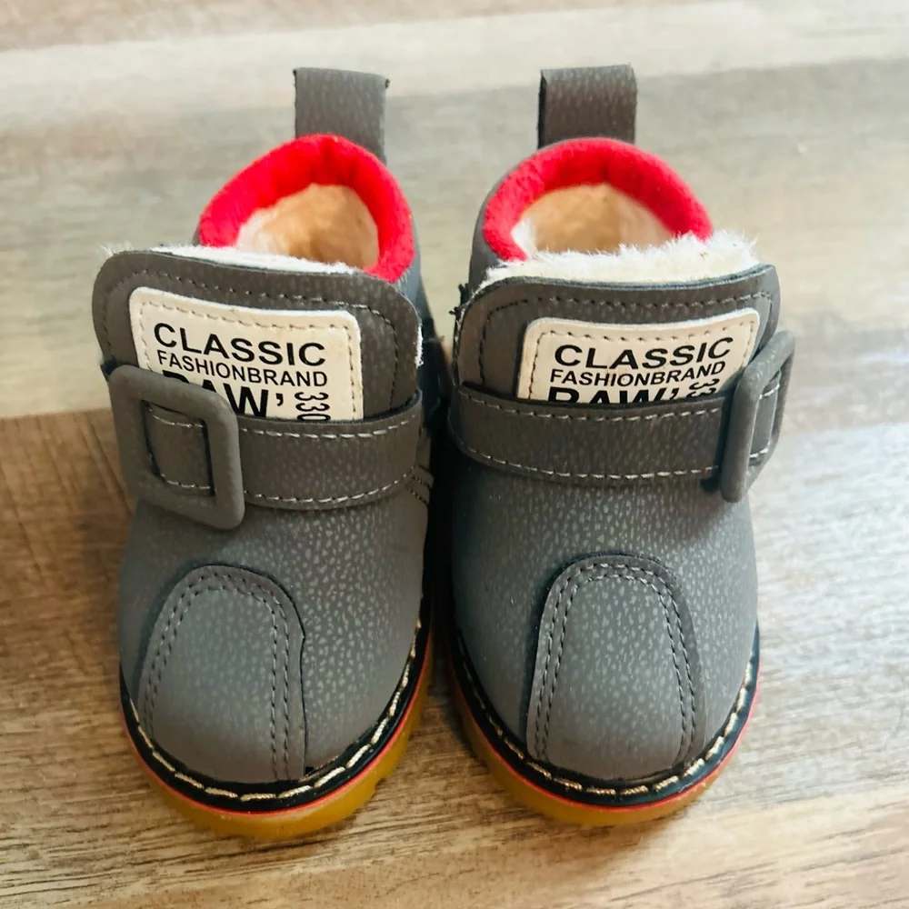 Classic Fashion Brand Raw 3301 Kids Gray Boots with fur.Size 5.